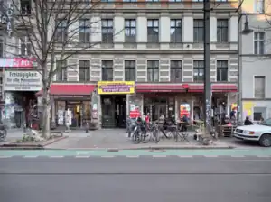 Collectives Schwankende Weltkugel&nbsp;[de] and Café Morgenrot, Kastanienallee 85