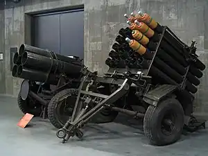 A 21&nbsp;cm Nebelwerfer 42 on display next to its Allied rival, the Land Mattress