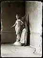Hesselink met 'De Faam', zijn beeld voor de top van het Museum Suasso. Foto uit 1894 van Jacob Olie.