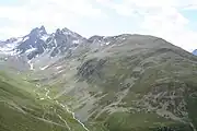 Segantinihütte&nbsp;[de] (Death place of Giovanni Segantini) on top of the grassy summit