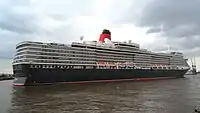 The ship turns towards the dry dock at high tide without tug assistance