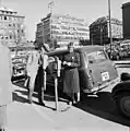 Agent dressant un procès verbal de stationnement illégal à Stockholm en 1961.