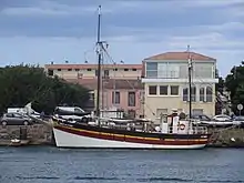 Photographie en couleurs du navire au Grau d’Agde dans les années 2010.