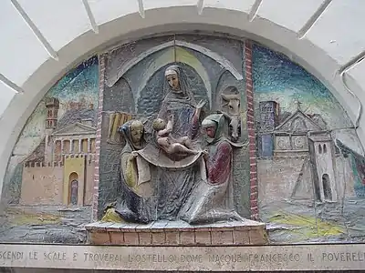 Bas-relief en céramique à l'entrée de l'escalier qui descend vers l'oratoire.