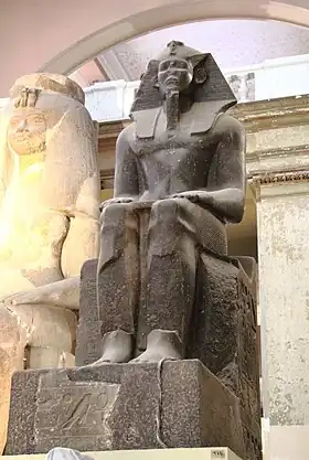 Statue colossale d'un roi de la XIIIe&nbsp;dyn., ensuite usurpée par un dirigeant Hyksôs de la XVe&nbsp;dyn.Musée du Caire.