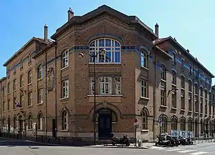 Au croisement de la rue Gustave-Zédé : école élémentaire au no&nbsp;15 (à gauche).