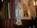Statue de Notre-Dame de Lourdes, au socle est écrit « Immaculée Conception ».