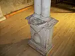 Bénitier placé sur le pilier gauche de l'entrée