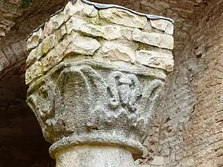 Chapiteau sculpté