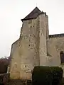 Tour-porche percée de meurtrières.