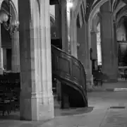 Nef du XVe&nbsp;siècle et escalier de la chaire (1718).