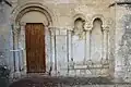 Arcatures aux ogives et porte.