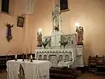 L'ancien maître-autel et le tabernacle surmonté d'un ciborium. Au premier plan, le nouveau maître-autel.