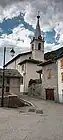Le clocher de l'église Sainte-Marguerite d'Orelle dans la rue principale de Bonvillard.