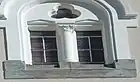 Vitraux de la face ouest au-dessus des portes.
