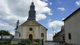 Portail occidental vers la place du village.