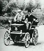 Émile Levassor et Charles d'Hostingue, sur leur Panhard & Levassor no&nbsp;5 4&nbsp;hp Phenix 2-places.