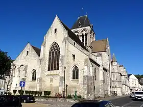 Façade de l'église inachevée, comme le montre l'indentation des pierres du mur, amorce crénelée pour permettre une meilleure accroche du mur à venirGuillaume Billet, Benjamin Bonnefoy, Patrick de Wever, Alexandra Houssaye, Didier Merle, Promenade géologique à Étampes, éditions Bitopoe, 2008, p.&nbsp;8..