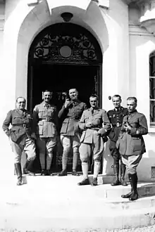 État-major de la 4e BLM, novembre 1939. Sur le perron du château de Vadencourt. Au centre : général Bougrain, cdt la 4e&nbsp;BLM