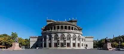 Vue panoramique de l'Opéra avec les deux statues.
