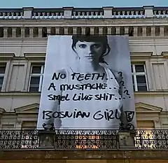 Bosnian Girl&nbsp;(en) (2003), vue de l'installation au 4e Salon d'automne de Berlin, Théâtre Maxime Gorki, Berlin (octobre-novembre 2019).