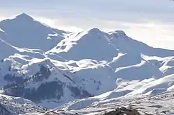 Le mont Vernon (en) vu de Kastoriá, en hiver.