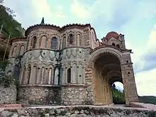 Extérieur d'un ancien bâtiment d'église en état de ruine.