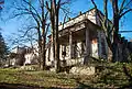 Façade en ruines donnant sur le parc.