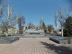 et mémorial à la guerre, classé à Novomykolaïvka.