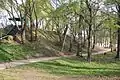 Reste des remparts dans un parc.