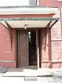 Porte d'entrée principale sur le côté.