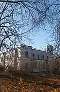 Le Palais de Dzelentsi, classé, vu depuis l'aile sud.
