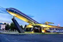 l'avion est exposé en plein air, monté sur trois piliers en béton, avec le nez surélevé.