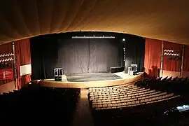 La scène.