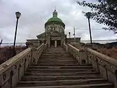 Escalier entre la source et l’église