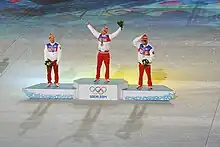 Vue de loin du podium des 50&nbsp;kilomètres des Jeux de Sotchi, le vainqueur levant les bras en l'air.