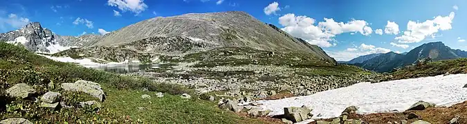 Au lac Krepkoïe, étage alpin (1&nbsp;933&nbsp;mètres d'altitude).