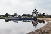 Bateau sur le rivage avec l'église de l'Assomption restauré.