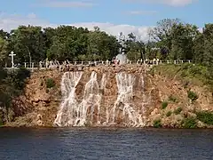 monument de Taras Chevtchenko classé et la chute d'eau.