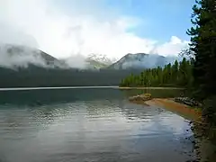 Le lac avec des nuages.