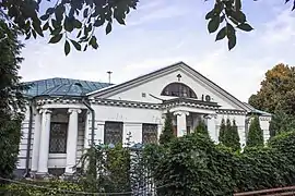 Logis de l'higoumène du Monastère Florivski avec une façade néoclassique à large tympan triangulaire.