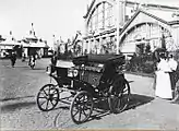 Gare de Nijni Novgorod et automobile russe Iakovlev & Frese conçue pour l'exposition de l'industrie et du commerce&nbsp;(en), 1896