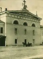 Façade centrale du château du côté de la Rue des Décembristes (anciennement rue de l'Officier). Début du XXe&nbsp;siècle.
