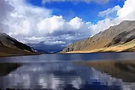 Le lac de la roche noire dans une aire protégée de Lagodekhi. Octobre 2012.