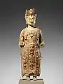 • Bodhisattva, probablement Avalokiteśvara sous la forme de Guanyin.• Époque: Dynastie Qi du Nord milieu du VIe&nbsp;siècle.• Grès avec pigment. Hauteur: 419,1 cm.• Metropolitan Museum of Art, New-York.