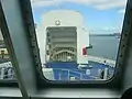 Vue sur le poste d'amarrage avant. Le casque d'étrave est ouvert.