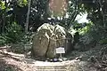 Gros plan sur un monument en pierre dans un sanctuaire