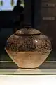Jarre à couvercle, terre cuite noire à décor incisé de végétaux entrelacés. H. 26&nbsp;cm. Culture de Songze (v. 4000-3300), district de Qingpu (Shanghai). Musée de Shanghai