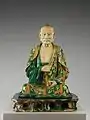 • Arhat(羅漢 Luóhàn).• Époque: Dynastie Liao Xe&nbsp;siècle.• Grès à glaçure tricolore (sancai).• Hauteur: 104,8 cm.• Metropolitan Museum of Art, New-York.