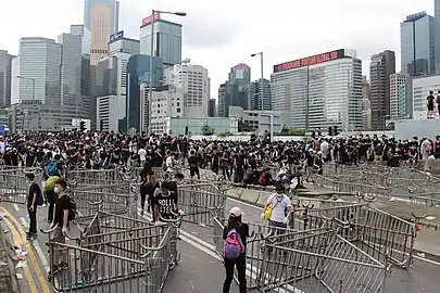 L'occupation du chemin Lung-Wo, devant le conseil législatif vers 14&nbsp;h.